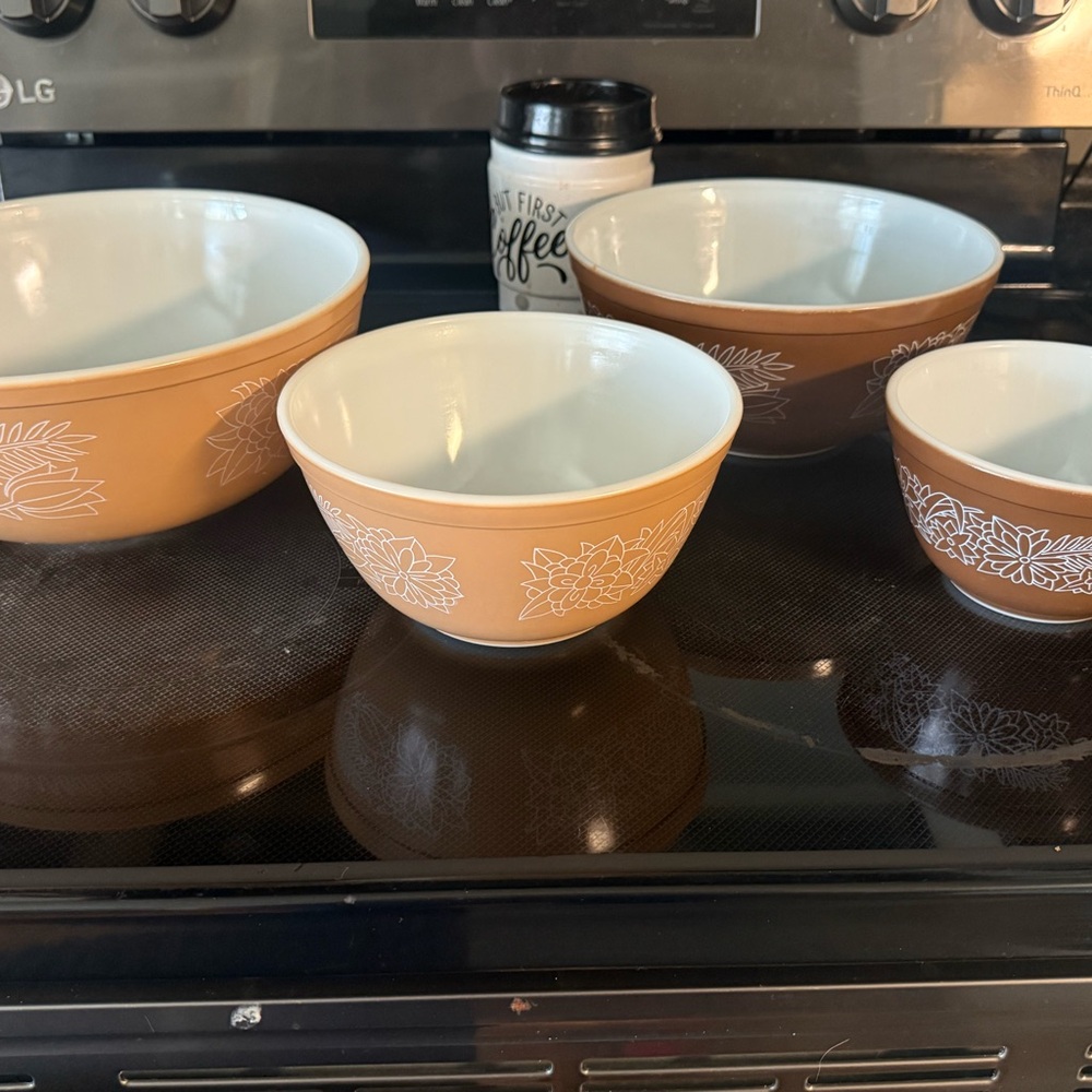 Vintage Pyrex nesting bowls